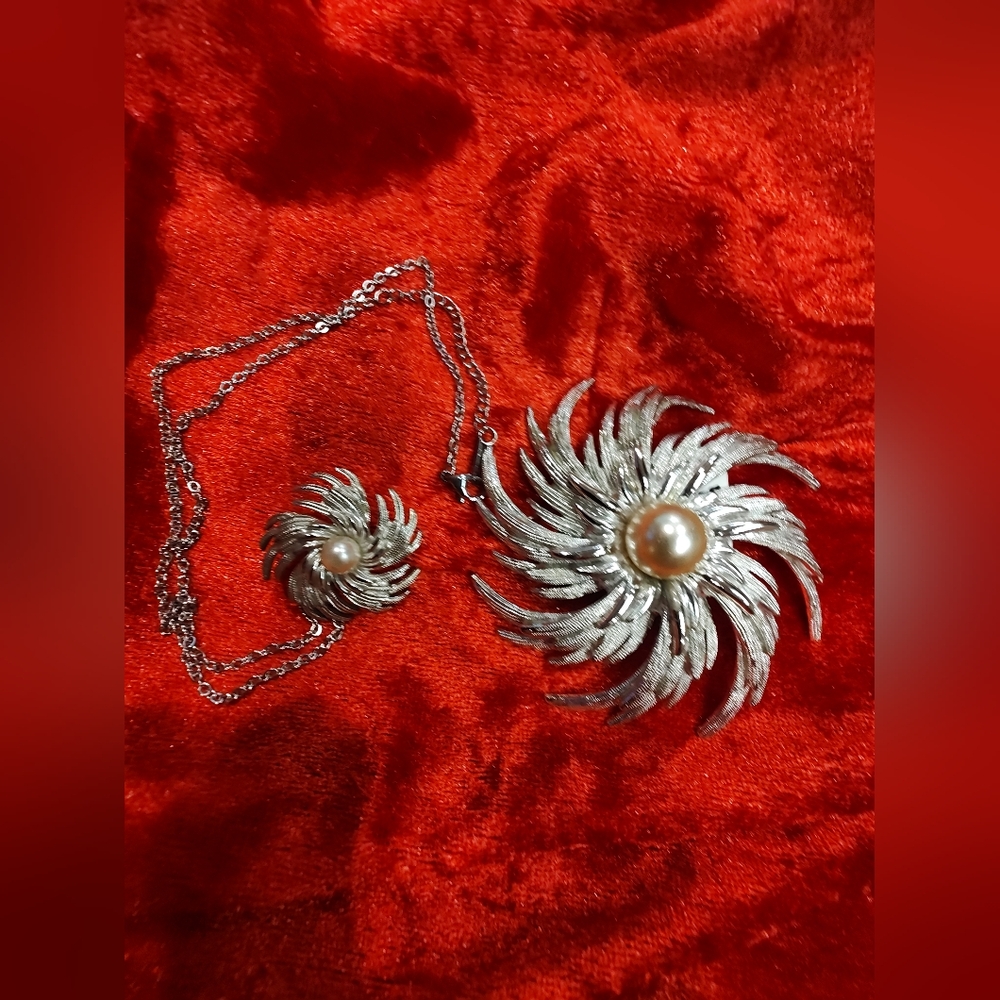 Vintage Silver tone Sarah Coventry with faux pearl brooch and matching necklace